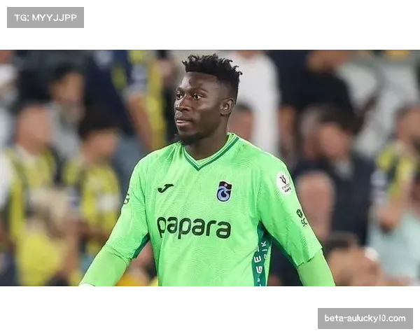 喀麦隆球员奥纳纳赛后瘫坐 难掩失望之情